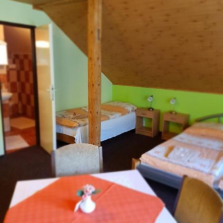 Guest House Pod Lesem Merklin Buitenkant foto