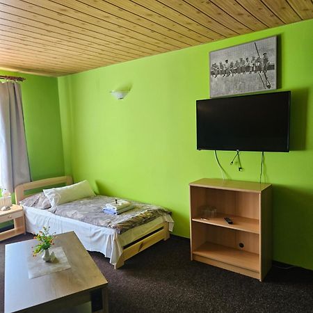 Guest House Pod Lesem Merklin Buitenkant foto