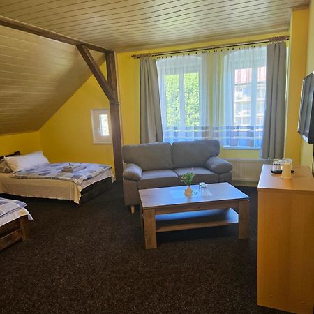 Guest House Pod Lesem Merklin Buitenkant foto