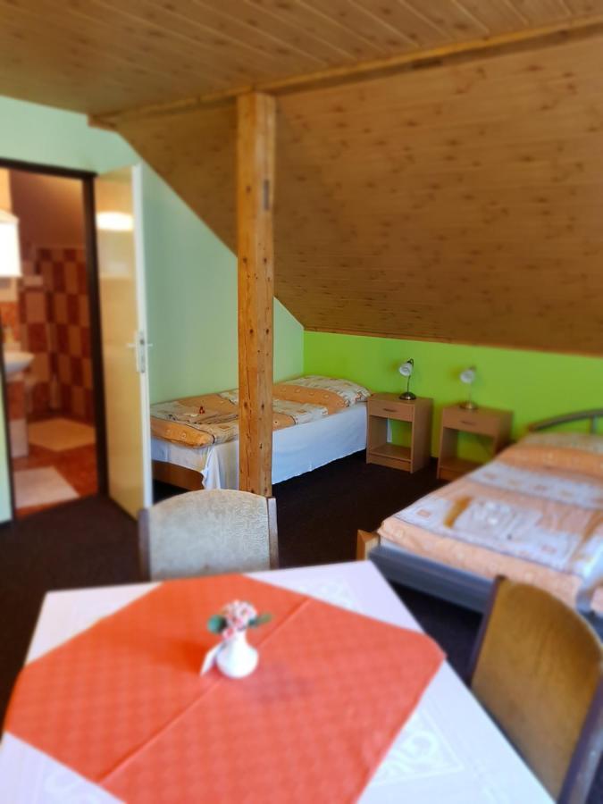Guest House Pod Lesem Merklin Buitenkant foto