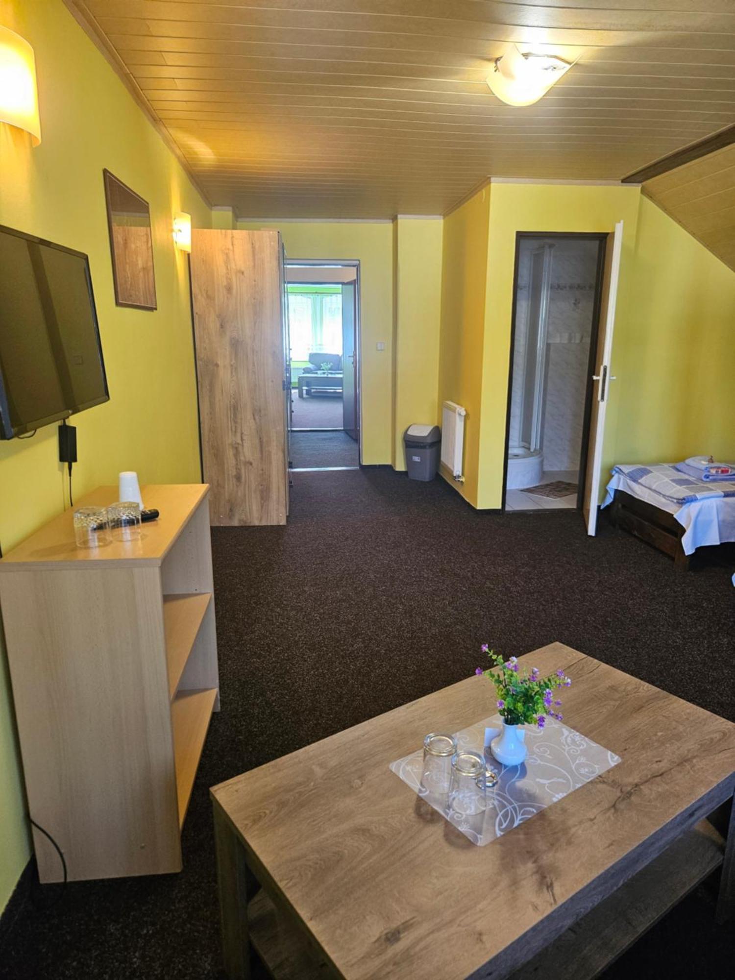 Guest House Pod Lesem Merklin Buitenkant foto