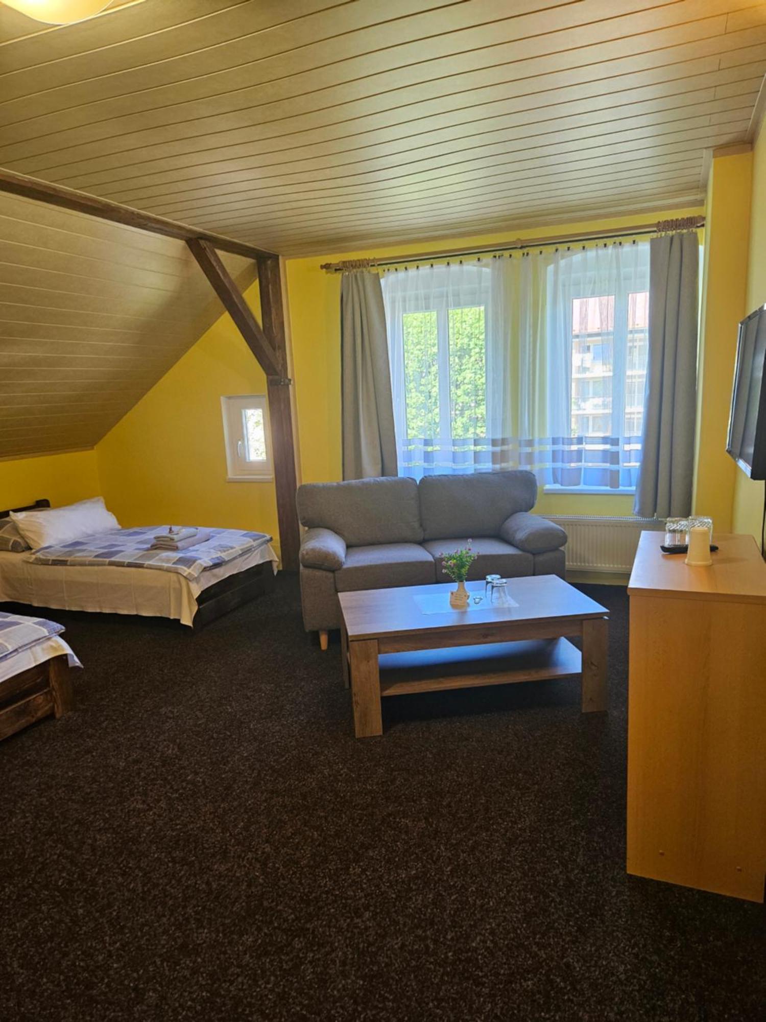 Guest House Pod Lesem Merklin Buitenkant foto