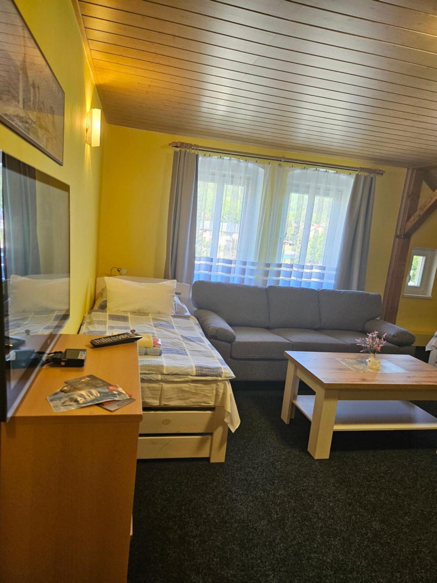 Guest House Pod Lesem Merklin Buitenkant foto